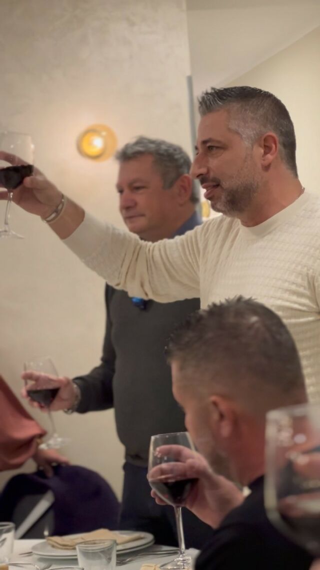 “Isa, isa, isa…” 🥂
Brindiamo insieme a voi per augurarvi un sereno Natale ed un felice anno nuovo 🎄✨